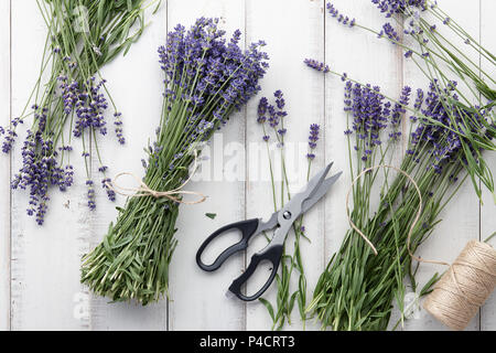 Lavendel Blumen Blumenstrauß auf weißem Holzbohlen Stockfoto