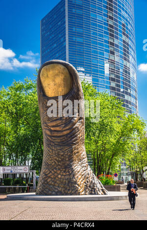 Die seltsame und doch wunderbar: La Défense in Paris, Frankreich, ein Freilichtmuseum. Stockfoto