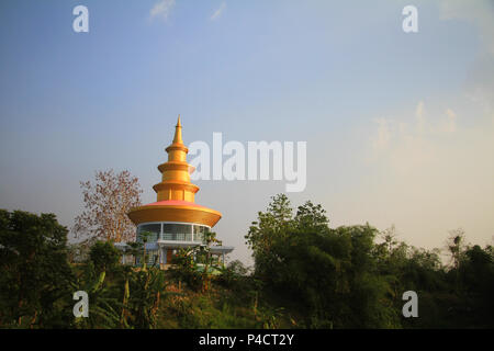 Schöne Tempel auf einem Berg gegen Himmel in Rangamati, Bangladesch. Rangamati ist die beliebteste Tourismus in Bangladesch. Stockfoto