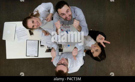 Happy Büro lächelt in die Kamera und zeigen Daumen hoch Stockfoto