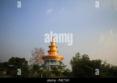 Schöne Tempel auf einem Berg gegen Himmel in Rangamati, Bangladesch. Rangamati ist die beliebteste Tourismus in Bangladesch. Stockfoto