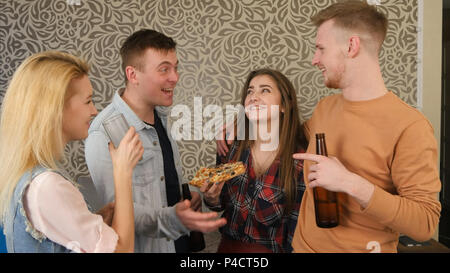 Gruppe von jungen Freunden reden und flirten zu einem House party Stockfoto