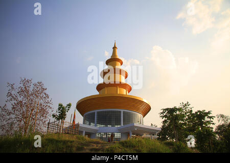 Schöne Tempel auf einem Berg gegen Himmel in Rangamati, Bangladesch. Rangamati ist die beliebteste Tourismus in Bangladesch. Stockfoto