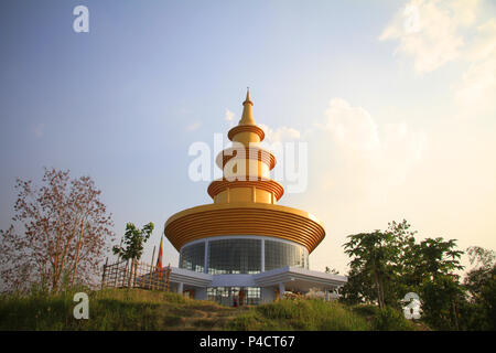 Schöne Tempel auf einem Berg gegen Himmel in Rangamati, Bangladesch. Rangamati ist die beliebteste Tourismus in Bangladesch. Stockfoto