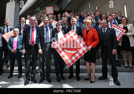 (Von links) schottische Labour-Vorsitzende Richard Leonard, Presiding Officer Ken Macintosh, Schottischen Konservativen Ruth Davidson, schottische Liberaldemokraten Willie Rennie, Erster Minister Nicola Sturgeon und Scottish Green Party co-convenor Patrick Harvie unterstützen Sie die Einführung der Großen zusammen, Wochenende, das findet statt vom 22.-24. Juni, in Erinnerung an Jo Cox MP bei den schottischen Parlament in Edinburgh. Stockfoto