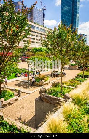 Die seltsame und doch wunderbar: La Défense in Paris, Frankreich, ein Freilichtmuseum. Stockfoto