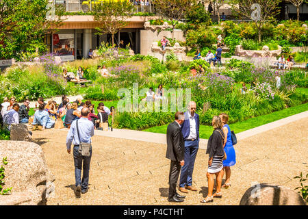 Die seltsame und doch wunderbar: La Défense in Paris, Frankreich, ein Freilichtmuseum. Stockfoto