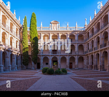 Patio de Santo Tomás del Colegio Mayor de San Ildefonso o Universidad de Alcalá de Henares. Alcalá de Henares. Madrid. España Stockfoto