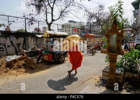 Mönche in den Straßen sammeln Angebote von Nahrungsmitteln in den Morgen, Phnom Penh, Kambodscha Stockfoto