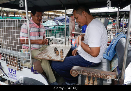 Männer spielen Kambodschanischen Schach, Ouk Chatrang, Tuk Tuk, Phnom Penh, Kambodscha Stockfoto