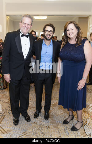 Stars gemeinsam für eine magische Nacht zu helfen Kunst Bildung für unsere nächste Generation durch Josh Groban's Ihre Stiftung Light finden. Josh Groban gehostet und durchgeführt neben Grammy Gewinner Jason Mraz, der Stimme Wé McDonald, Kinder von unterstützten Programme wie die Oper Pfadfinder, Chor junger Musiker Orchester, oaktown Jazz Workshop und vieles mehr. Mit: Curtis Priem, Josh Groban, Veronica Priem Wo: Half Moon Bay, Kalifornien, USA, wenn: 19. Mai 2018 Credit: Zeichnete Altizer/WENN.com Stockfoto