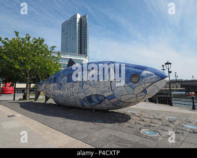 BELFAST, Großbritannien - ca. Juni 2018: Die großen Fische (Lachs akaThe des Wissens) keramische Steinchen, Skulptur von John Freundlichkeit in Donegall Quay Stockfoto