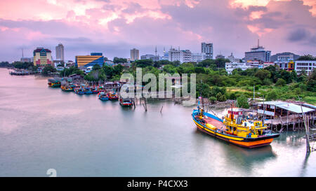 Malerischer Blick auf die Stadt bei Sonnenuntergang Kuantan Moment in einem bewölkten Tag mit kuantan Fluss und ein Fischerboot im Vordergrund Stockfoto