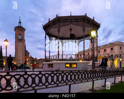 Torre de Santa María y Kiosko en la Plaza de Cervantes. Alcalá de Henares. Madrid. España. Stockfoto