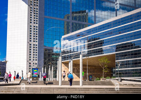 Die seltsame und doch wunderbar: La Défense in Paris, Frankreich, ein Freilichtmuseum. Stockfoto