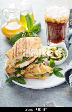 Gegrillte panini Sandwich mit Huhn und Käse Stockfoto