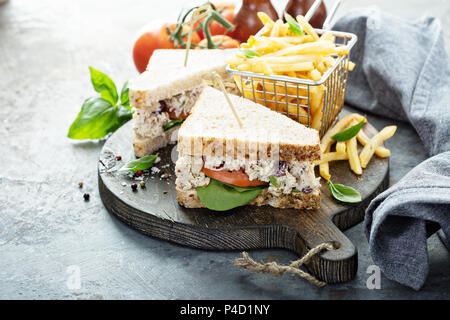 Chicken Salat Sandwich mit Spinat und Tomaten Stockfoto