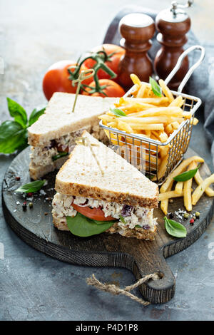 Chicken Salat Sandwich mit Spinat und Tomaten Stockfoto