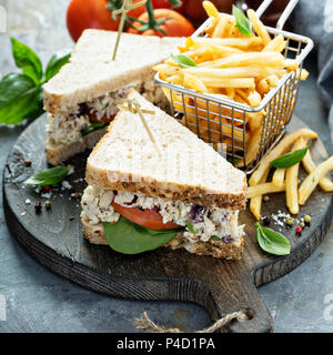 Chicken Salat Sandwich mit Spinat und Tomaten Stockfoto