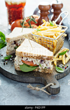 Chicken Salat Sandwich mit Spinat und Tomaten Stockfoto