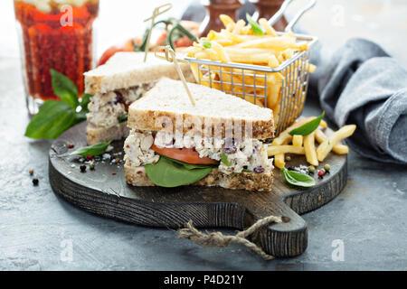 Chicken Salat Sandwich mit Spinat und Tomaten Stockfoto