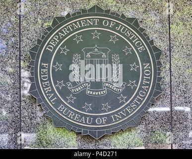 Washington DC, USA - Juni 5, 2018: J.Edgar Hoover FBI Wand Emblem auf der Seite des FBI Buiilding Stockfoto