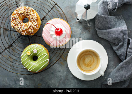 Süße Krapfen mit Kaffee Ansicht von oben Stockfoto