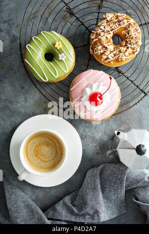 Süße Krapfen mit Kaffee Ansicht von oben Stockfoto