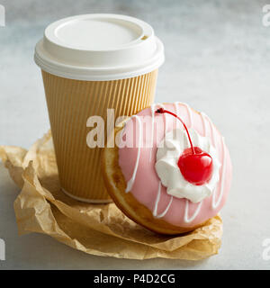 Rosa glasierten Krapfen mit Cherry Stockfoto