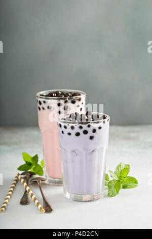 Taro und erdbeermilch Bubble Tea in hohe Gläser Stockfoto