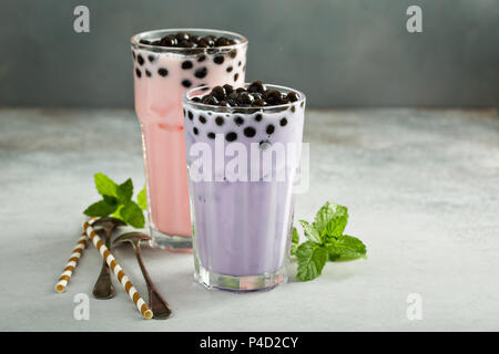 Taro und erdbeermilch Bubble Tea in hohe Gläser Stockfoto