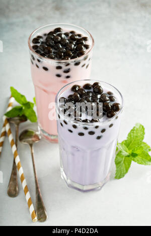 Taro und erdbeermilch Bubble Tea in hohe Gläser Stockfoto