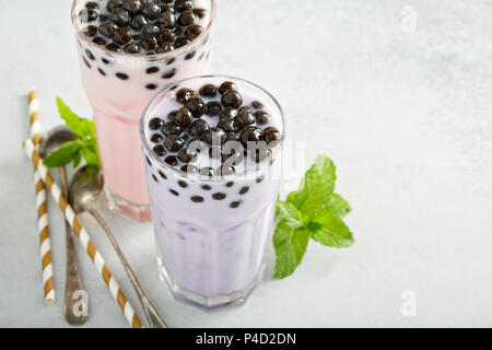 Taro und erdbeermilch Bubble Tea in hohe Gläser Stockfoto