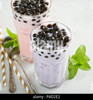 Taro und erdbeermilch Bubble Tea in hohe Gläser Stockfoto