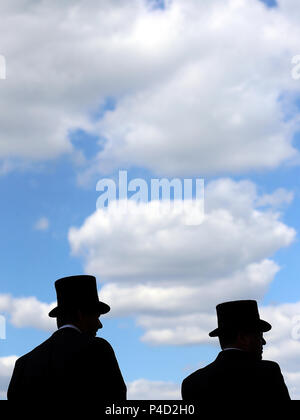 Racegoers bei Tag drei des Royal Ascot in Ascot Racecourse. Stockfoto