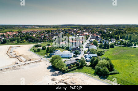 Luftbild von der Baustelle einer neuen Entwicklung im alten Ortskern von einem Vorort in der Nähe von Wolfsburg. Stockfoto