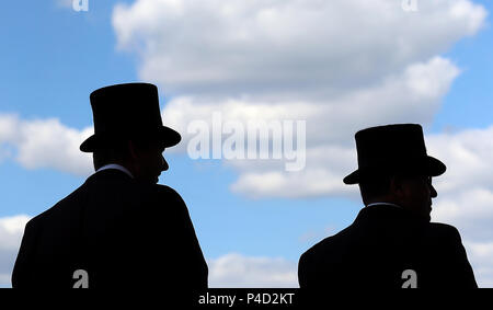 Racegoers bei Tag drei des Royal Ascot in Ascot Racecourse. Stockfoto