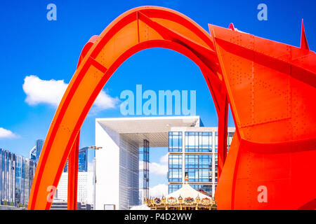 "Araignee Rouge" Skulpturen von Alexander Calder und sitzt in La Défense in Paris, Frankreich Stockfoto