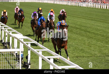 Jockey Ryan Moore an Bord Zauberstab gewinnt den Ribblesdale Stakes am Tag drei der Royal Ascot Hotel in Ascot Pferderennbahn. Stockfoto