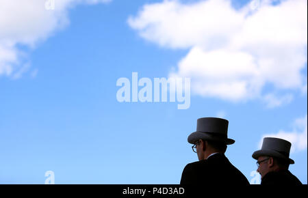 Racegoers bei Tag drei des Royal Ascot in Ascot Racecourse. Stockfoto