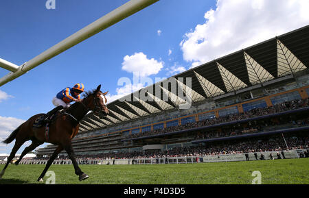 Jockey Ryan Moore an Bord Zauberstab gewinnt den Ribblesdale Stakes am Tag drei der Royal Ascot Hotel in Ascot Pferderennbahn. Stockfoto