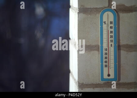 Nahaufnahme Foto von Alkohol-Thermometer zeigt die Außentemperatur in Grad Celsius Stockfoto