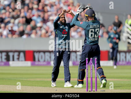 England's Adil Rashid und Englands Jos Buttler feiern nach der Einnahme der wicket von Australiens Ashton Agar während der eine Tag Länderspiel im Emirates Riverside, Chester-le-Street. Stockfoto