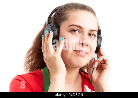 Junge weibliche Supermarkt oder SB-Warenhaus Mitarbeiter hören von Musik über Kopfhörer als Arbeitnehmer, der eine Pause Konzept auf weißem Hintergrund Stockfoto