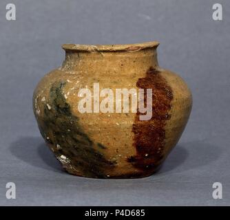 ORZA CALIFAL MELADA Y DE PINTADA CON OXIDO COBRE Y DE MANGANES - SIGLO X-OMEYA. Lage: MEDINA AZAHARA / Madinat al-Zahra - museo - CERAMICA, PROVINCIA, CORDOBA, Spanien. Stockfoto