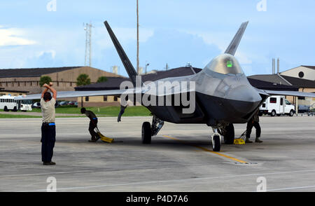 Us Air Force Wartung Flieger aus der 325 Gruppe bereiten ein 95Th Fighter Squadron F-22 Raptor auf der Rollbahn an Tyndall Air Force Base, Fla., 14. Juni 2018 zu marshallen. Tyndall leitete eine Phase-II-einsatz Übung simulieren reale Taktik und Training bis hin zur Wartung. (U.S. Air Force Foto von Airman 1st Class Jesaja J. Soliz/Freigegeben) Stockfoto