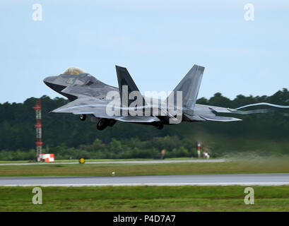 Ein US Air Force F-22 Raptor von der 95th Fighter Squadron zieht seine Fahrwerk während des Starts an Tyndall Air Force Base, Fla., 14. Juni 2018. Tyndall leitete eine Phase-II-einsatz Übung, in der die Wartung Mannschaften und ihre Kampfflugzeuge auf ihrer Fähigkeit, Luft Dominanz in kürzester Zeit zum Projekt geprüft wurden. (U.S. Air Force Foto von Airman 1st Class Jesaja J. Soliz/Freigegeben) Stockfoto