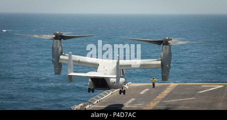 180620-N-AH 771-0035 5. US-Flotte BEREICH VON OPERATIONEN (20. Juni 2018) Eine MV-22 B Osprey, Marine Medium Tiltrotor Squadron (VMM) 162 befestigt (verstärkt), bereitet auf dem Flugdeck der Wespe zu landen - Klasse amphibisches Schiff USS Iwo Jima (LHD7), 20. Juni 2018. Iwo Jima in Mayport, Fla. homeported, ist auf die Bereitstellung zu den USA 5 Flotte Bereich für Maßnahmen zur Erhöhung der Sicherheit des Seeverkehrs Operationen Verbündeten und Partnern zu beruhigen, und der Freiheit der Schiffahrt und des freien Handels in der Region erhalten. (U.S. Marine Foto von Mass Communication Specialist 3. Klasse Daniel C. Stockfoto