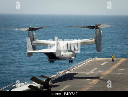 180620-N-AH 771-0026 5. US-Flotte BEREICH VON OPERATIONEN (20. Juni 2018) Eine MV-22 B Osprey, Marine Medium Tiltrotor Squadron (VMM) 162 befestigt (verstärkt), bereitet auf dem Flugdeck der Wespe zu landen - Klasse amphibisches Schiff USS Iwo Jima (LHD7), 20. Juni 2018. Iwo Jima in Mayport, Fla. homeported, ist auf die Bereitstellung zu den USA 5 Flotte Bereich für Maßnahmen zur Erhöhung der Sicherheit des Seeverkehrs Operationen Verbündeten und Partnern zu beruhigen, und der Freiheit der Schiffahrt und des freien Handels in der Region erhalten. (U.S. Marine Foto von Mass Communication Specialist 3. Klasse Daniel C. Stockfoto