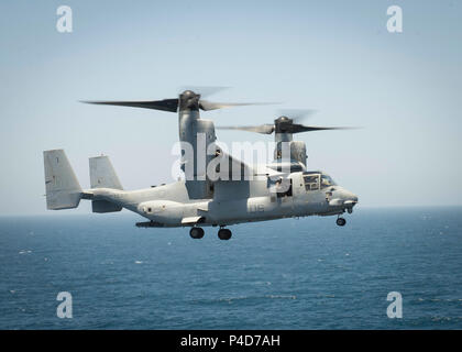 180620-N-AH 771-0013 5. US-Flotte BEREICH VON OPERATIONEN (20. Juni 2018) Eine MV-22 B Osprey, Marine Medium Tiltrotor Squadron (VMM) 162 befestigt (verstärkt), bereitet auf dem Flugdeck der Wespe zu landen - Klasse amphibisches Schiff USS Iwo Jima (LHD7), 20. Juni 2018. Iwo Jima in Mayport, Fla. homeported, ist auf die Bereitstellung zu den USA 5 Flotte Bereich für Maßnahmen zur Erhöhung der Sicherheit des Seeverkehrs Operationen Verbündeten und Partnern zu beruhigen, und der Freiheit der Schiffahrt und des freien Handels in der Region erhalten. (U.S. Marine Foto von Mass Communication Specialist 3. Klasse Daniel C. Stockfoto